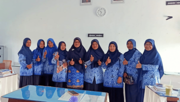 Foto bersama dewan guru dan kepala sekolah -edit