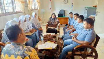 Siswa berdikusi dengan kepala sekolah - edit